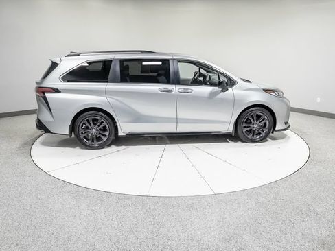 Used 2021 Toyota Sienna XSE FWD image 31