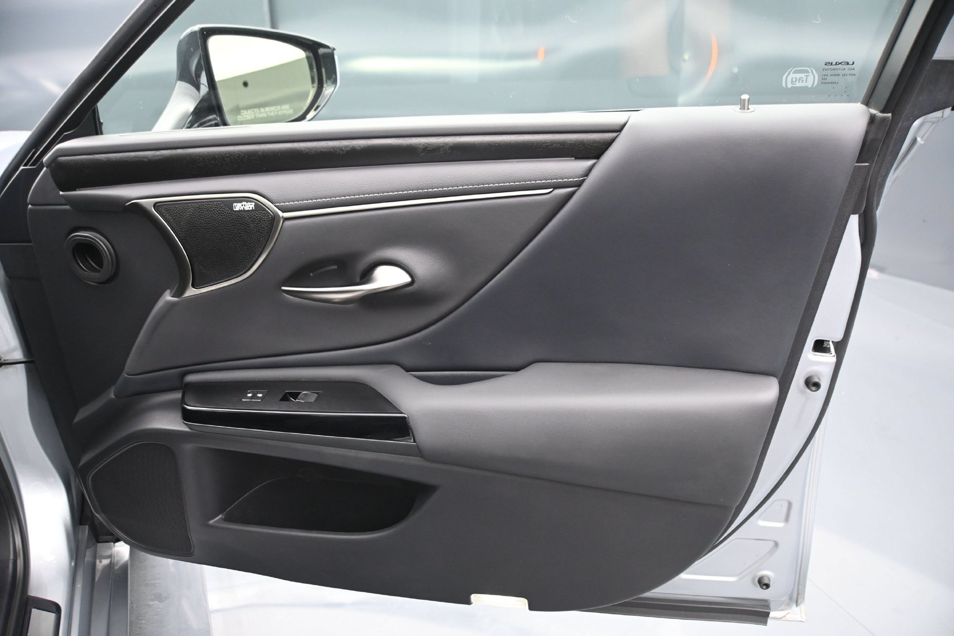 Used 2025 Lexus ES 300h FWD image 12