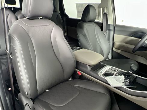 New 2026 Kia Carnival FWD image 33