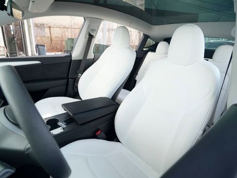 Used 2023 Tesla Model Y 2WD image 19