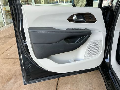 Used 2023 Chrysler Pacifica Limited image 14