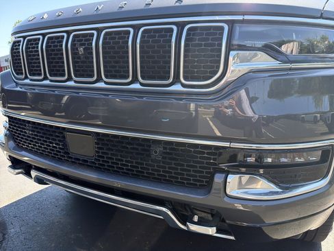 Used 2024 Jeep Wagoneer L Series III w/ Premium Group I AWD/4WD image 5