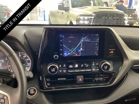Used 2024 Toyota Highlander LE AWD/4WD image 9