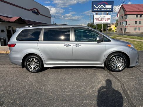 Used 2018 Toyota Sienna XLE w/ XLE Navigation Package FWD image 4