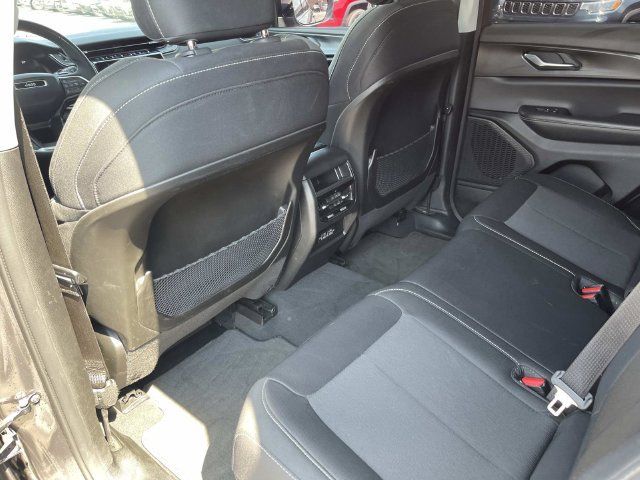 Used 2023 Jeep Grand Cherokee Laredo AWD/4WD image 18