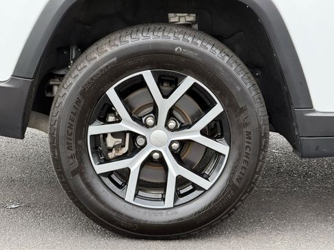 Used 2024 Jeep Grand Cherokee L Limited image 10