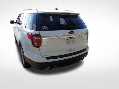 Used 2018 Ford Explorer XLT AWD/4WD image 11