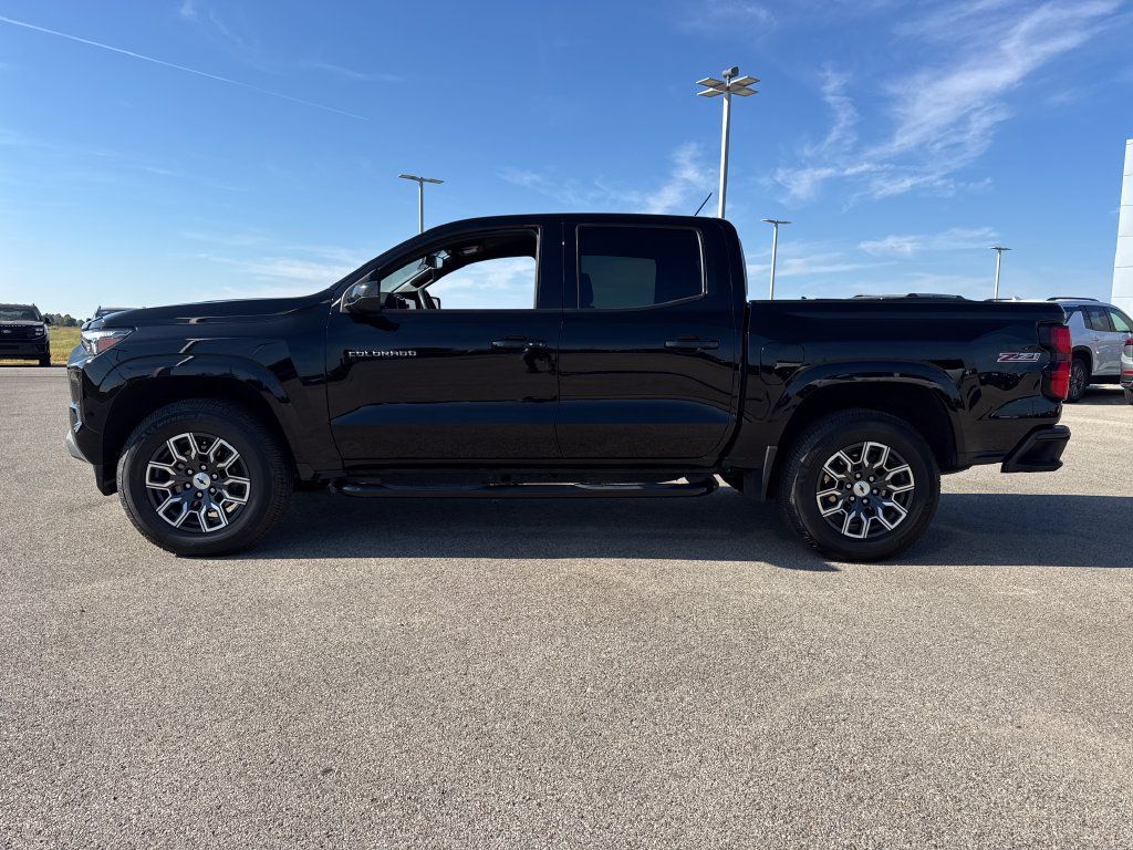 Used 2023 Chevrolet Colorado Z71 w/ Advanced Trailering Package AWD/4WD image 3