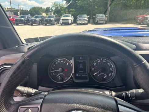 Used 2022 Toyota Tacoma TRD Sport w/ Technology Package AWD/4WD image 36