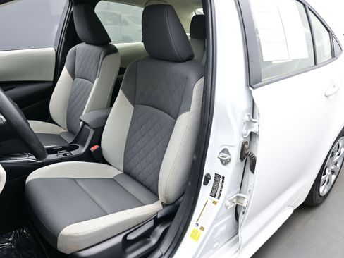 Used 2025 Toyota Corolla LE image 11