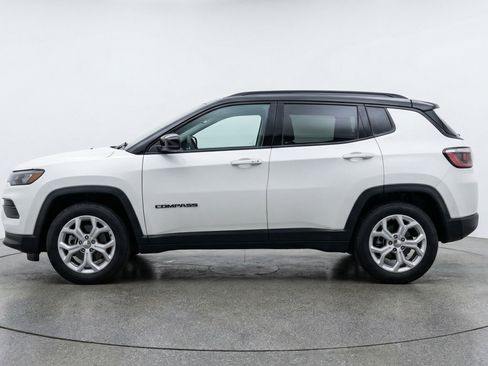 Used 2025 Jeep Compass Latitude AWD/4WD image 5