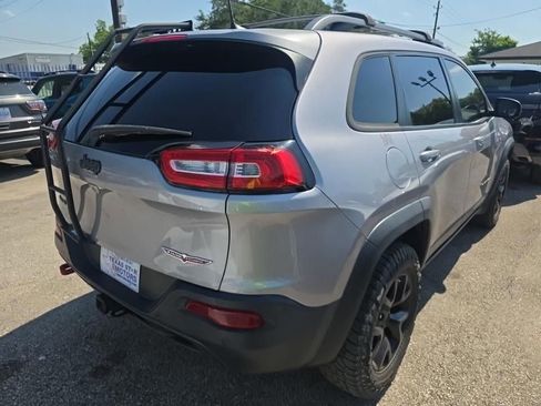 Used 2018 Jeep Cherokee Trailhawk w/ Comfort/Convenience Group AWD/4WD image 3