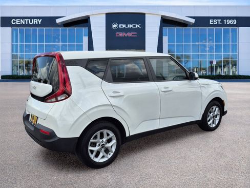 Used 2022 Kia Soul LX w/ Technology Package FWD image 4