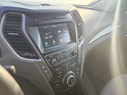 Used 2017 Hyundai Santa Fe SE AWD/4WD image 9