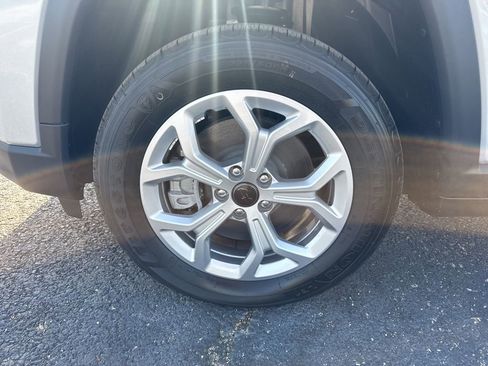 New 2025 Jeep Compass Latitude w/ Sun & Sound Group AWD/4WD image 27