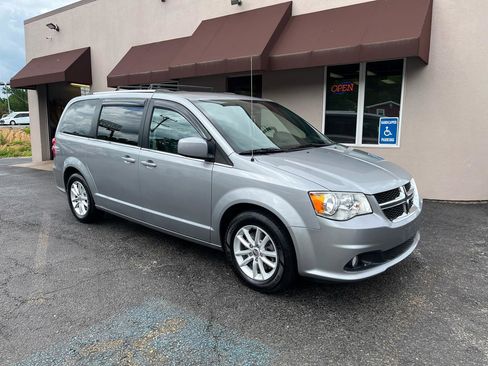 Used 2019 Dodge Grand Caravan SXT FWD image 3
