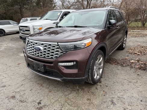 Used 2020 Ford Explorer Platinum w/ Premium Technology Package image 2