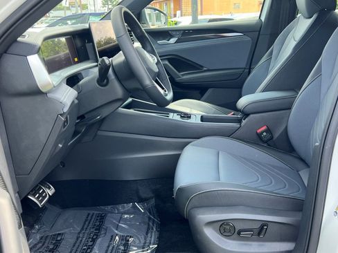 New 2025 Volkswagen Tiguan SE R-Line image 18