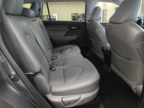 Used 2023 Toyota Highlander XLE AWD/4WD image 27