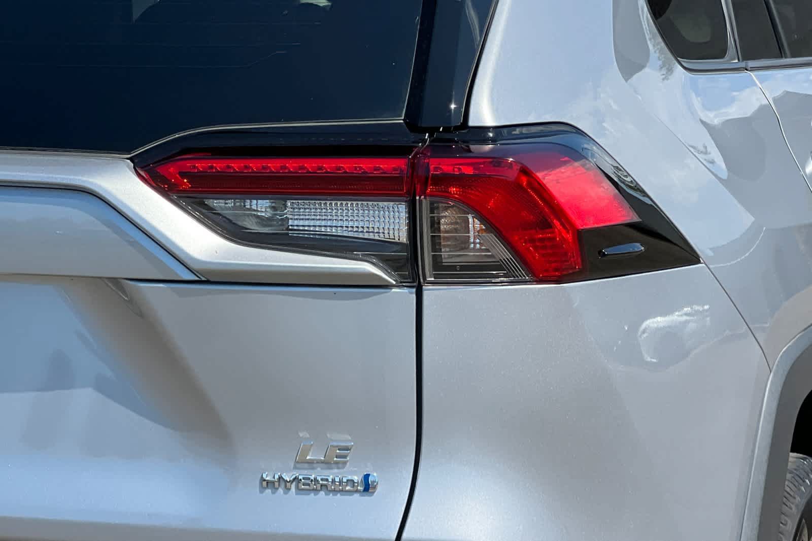 Certified 2022 Toyota RAV4 LE AWD/4WD image 31