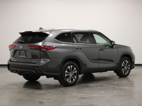 Used 2022 Toyota Highlander XLE AWD/4WD image 8