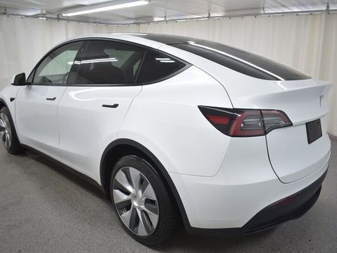 Used 2022 Tesla Model Y Long Range image 5