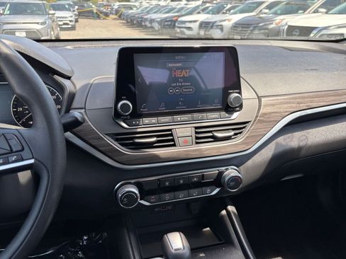 Used 2025 Nissan Altima 2.5 SV FWD image 17