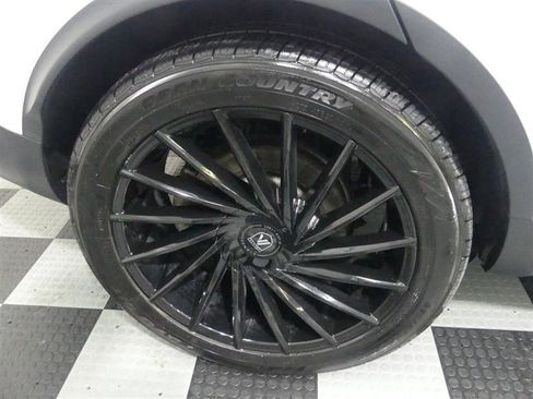 Used 2017 Land Rover Discovery HSE image 16