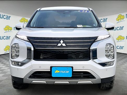 Used 2024 Mitsubishi Outlander SE image 2