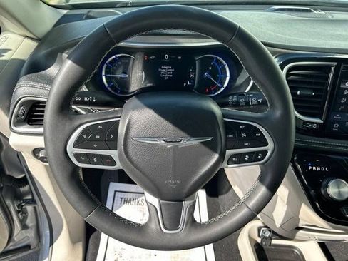 Used 2023 Chrysler Pacifica Touring-L FWD image 14