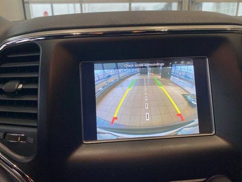 Used 2020 Jeep Grand Cherokee Laredo image 19