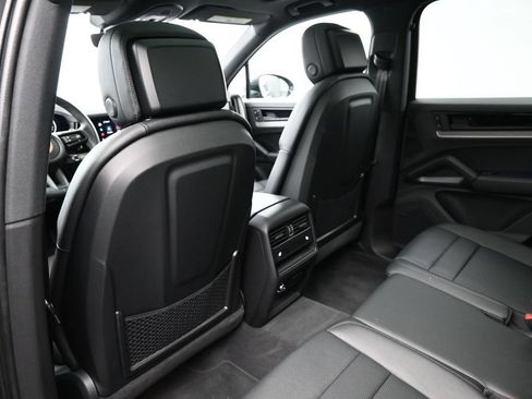 Certified 2025 Porsche Cayenne AWD/4WD image 8