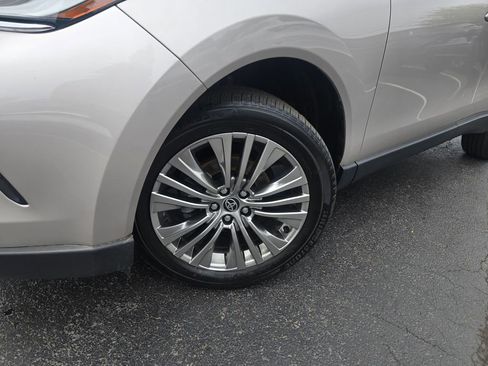 Used 2024 Toyota Venza XLE AWD/4WD image 2