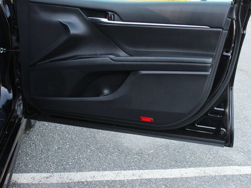 Used 2020 Toyota Camry SE FWD image 18