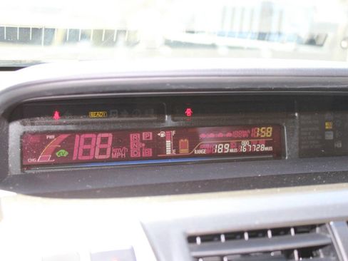 Used 2014 Toyota Prius V Three image 15