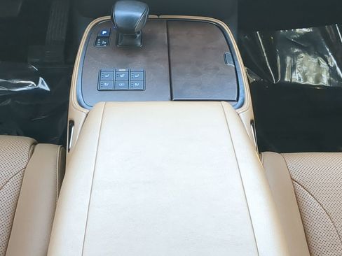 Used 2023 Lexus LS 500 w/ Accessory Package (Z2) image 19