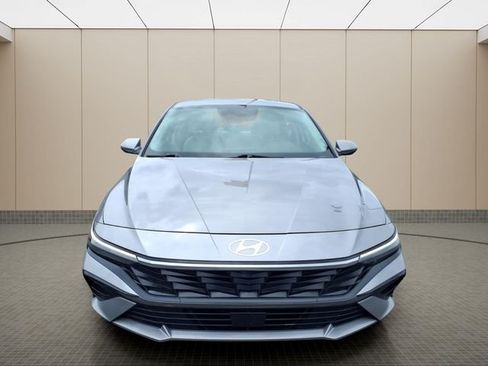 Used 2025 Hyundai Elantra Limited FWD image 4