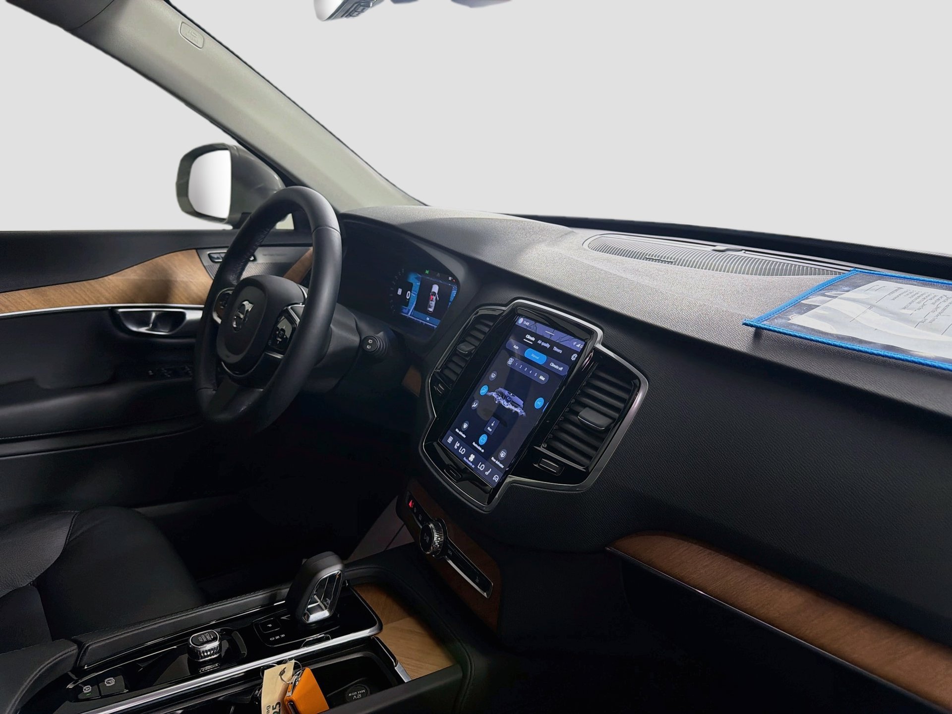 Certified 2024 Volvo XC90 T8 Plus AWD/4WD image 32