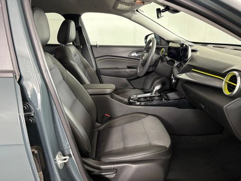 Used 2025 Chevrolet Trax LT FWD image 40