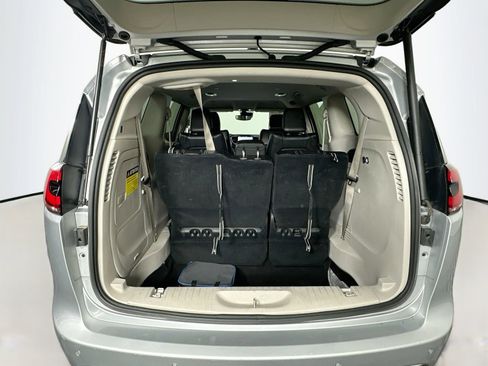 Used 2023 Chrysler Pacifica Touring-L FWD image 26