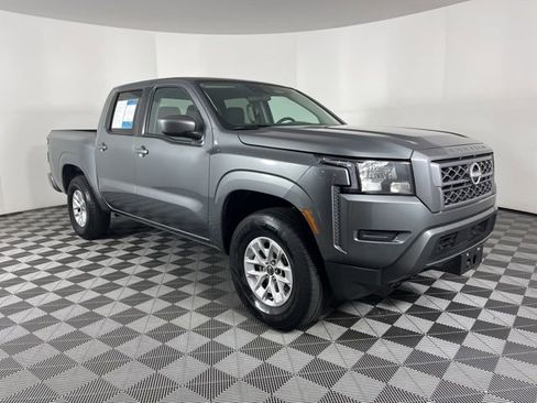 Used 2024 Nissan Frontier SV image 2