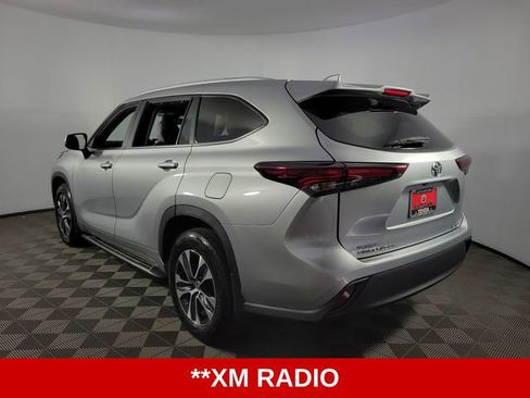 Used 2024 Toyota Highlander XLE AWD/4WD image 6