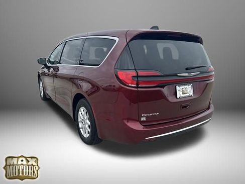Used 2023 Chrysler Pacifica Touring-L image 6