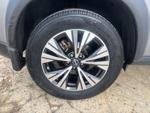 Used 2023 Nissan Rogue SV image 9