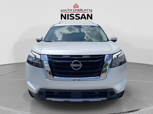 Used 2025 Nissan Pathfinder SL FWD image 2