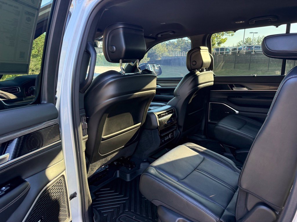 Used 2024 Jeep Wagoneer Series II w/ Convenience Group I AWD/4WD image 29