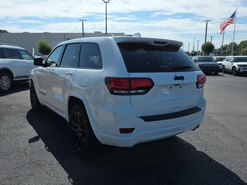 Used 2020 Jeep Grand Cherokee Laredo RWD image 3