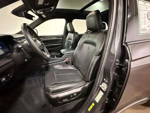 Used 2024 Jeep Grand Cherokee Overland AWD/4WD image 12