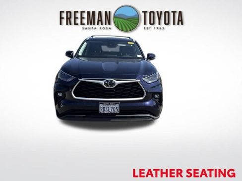 Used 2022 Toyota Highlander XLE AWD/4WD image 3