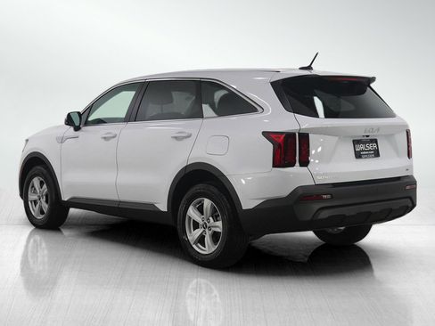 Used 2023 Kia Sorento LX image 4